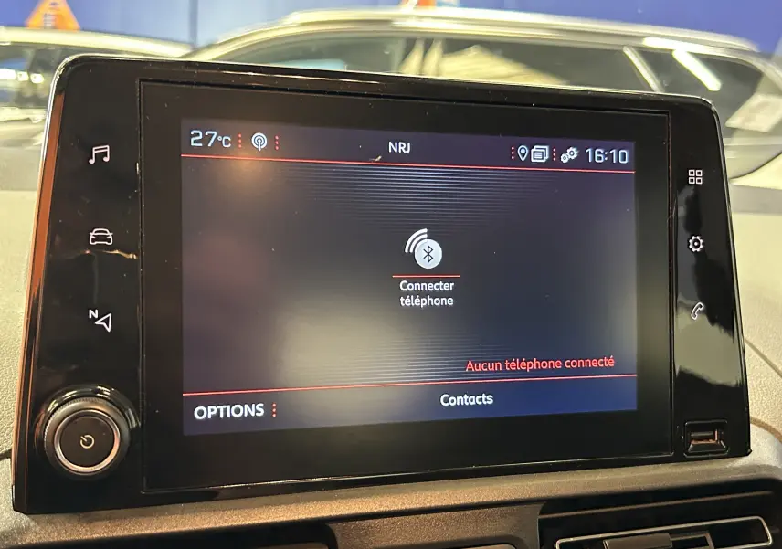 Écran tactile central du Peugeot Rifter 2019 affichant la connexion Bluetooth pour téléphone, intérieur gris.