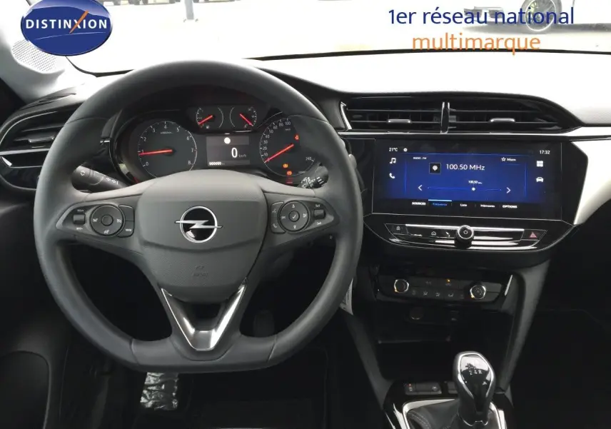 Vue intérieure centrée sur le volant Opel Corsa 2025 avec tableau de bord numérique et écran tactile moderne.
