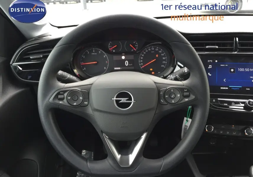 Vue rapprochée du volant Opel Corsa 2025 avec tableau de bord et écran multimédia en intérieur noir.