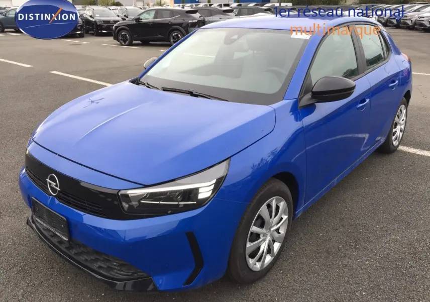 Opel Corsa 2025 bleu Voltaik métal vue 3/4 avant droit avec phares LED et jantes alliage simples.