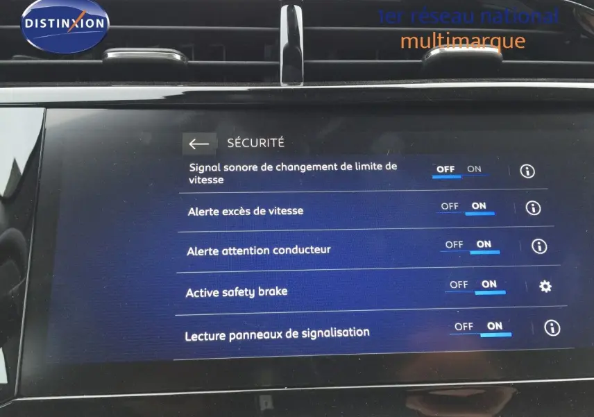 Écran tactile du tableau de bord de l'Opel Corsa bleu voltaik, affichant les réglages de sécurité activés.