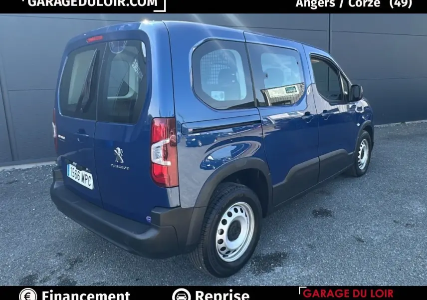 Vue 3/4 arrière droite d'un Peugeot Rifter bleu 2024 avec jantes tôles et porte latérale coulissante visible