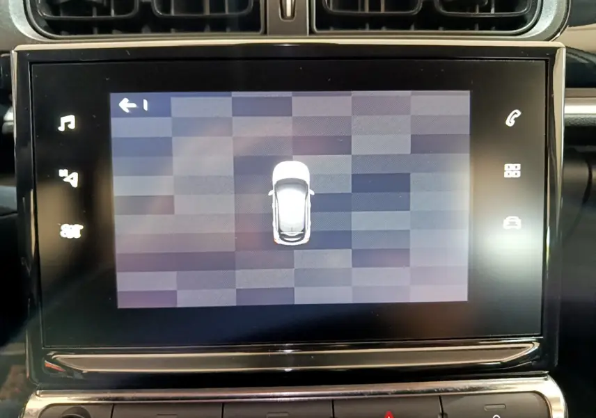 Écran tactile central affichant la vue aérienne d'une Citroën C3 blanche dans l'habitacle du véhicule.