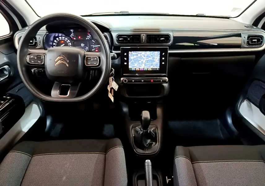 Intérieur avant de la Citroën C3 blanche 2019, vue du tableau de bord avec écran tactile et volant multifonctions.