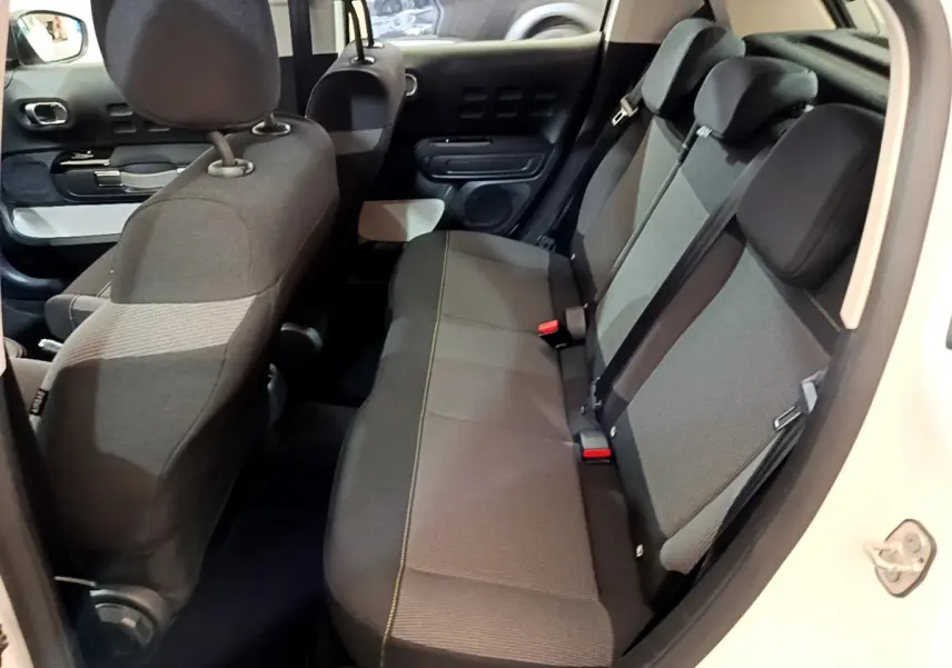 Intérieur arrière de la Citroën C3 blanche 2019, vue côté droit montrant la banquette et les sièges avant.