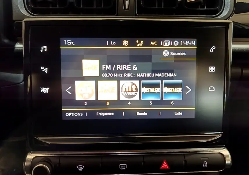 Écran tactile central de la Citroën C3 blanc 2019 affichant la radio FM avec commandes climatisation en dessous