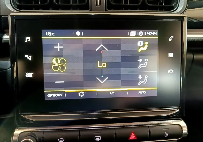 Écran tactile central de la Citroën C3 blanc 2019 montrant les réglages de climatisation en mode automatique.