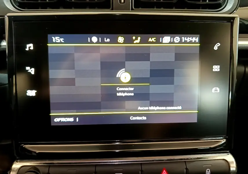 Écran tactile 7 pouces du tableau de bord de la Citroën C3 2019, affichant la connexion téléphone Bluetooth.
