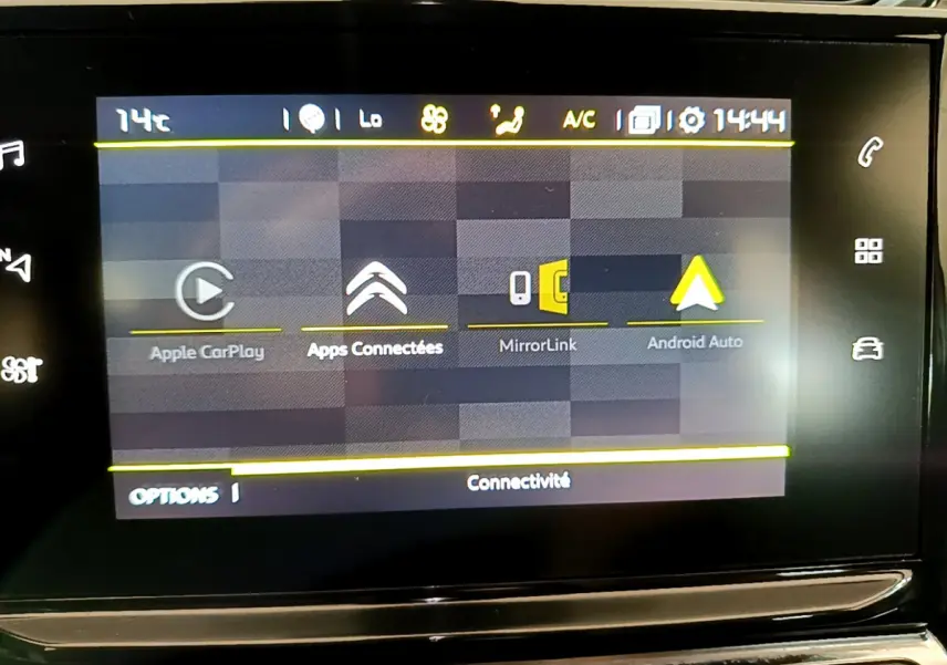 Écran tactile central de la Citroën C3 blanc 2019 affichant les options Apple CarPlay et Android Auto.
