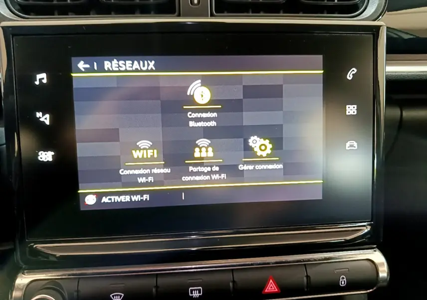 Écran tactile central affichant les options réseau dans l'habitacle d'une Citroën C3 blanche de 2019.