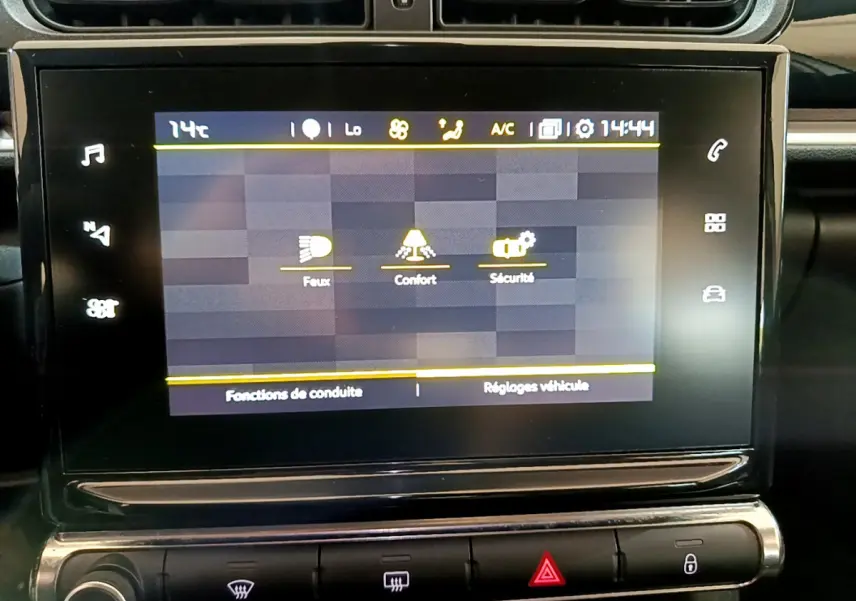 Écran tactile central de la Citroën C3 blanche 2019 affichant les réglages de conduite et sécurité.