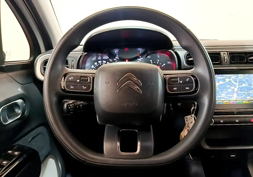 Vue frontale du volant noir de la Citroën C3 2019 avec tableau de bord et écran tactile de navigation visible à droite.