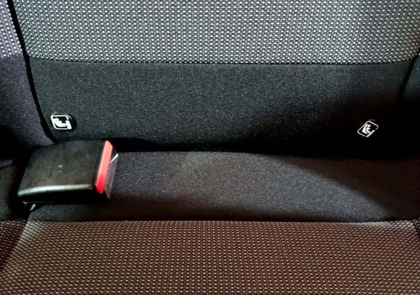 Gros plan sur la banquette arrière noire de la Citroën C3 2019 avec fixation Isofix et boucle de ceinture visible.