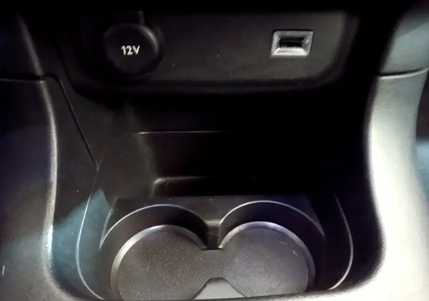 Gros plan sur la console centrale noire de la Citroën C3 2019 avec prise 12V et port USB visibles