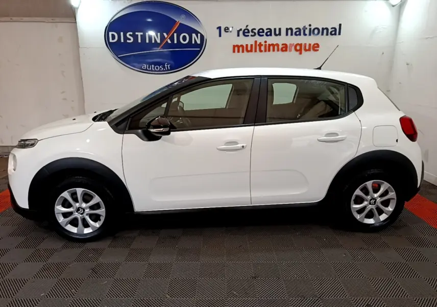 Profil droit d'une Citroën C3 blanche 2019 avec jantes alliage et rétroviseurs noirs dans un showroom.