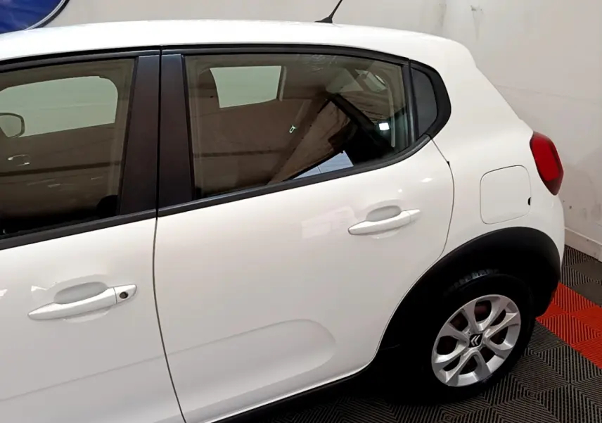 Vue latérale droite d'une Citroën C3 blanche de 2019 avec jantes alliage et poignées de porte ton caisse.