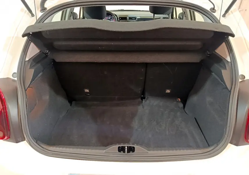 Coffre ouvert vu de l'arrière d'une Citroën C3 blanche de 2019, montrant l'espace de chargement vide.