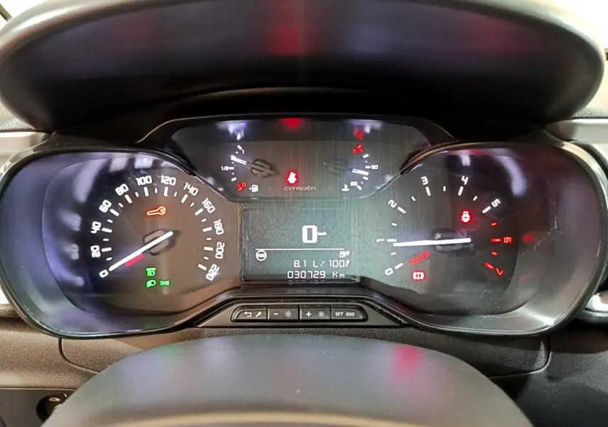 Tableau de bord de Citroën C3 blanc 2019, vue frontale, affichage numérique et compteurs analogiques éclairés.