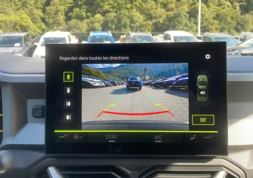 Écran multimédia du Dacia Bigster Hybrid bleu indigo montrant la caméra multiview en marche arrière.