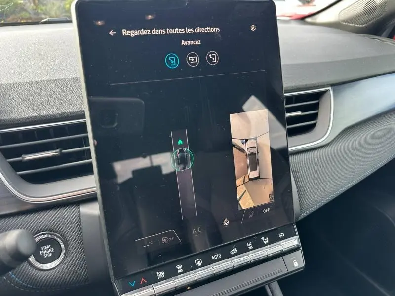 Écran tactile central du Renault Captur 2026 gris Rafale/Noir Etoilé, vue rapprochée du tableau de bord intérieur.