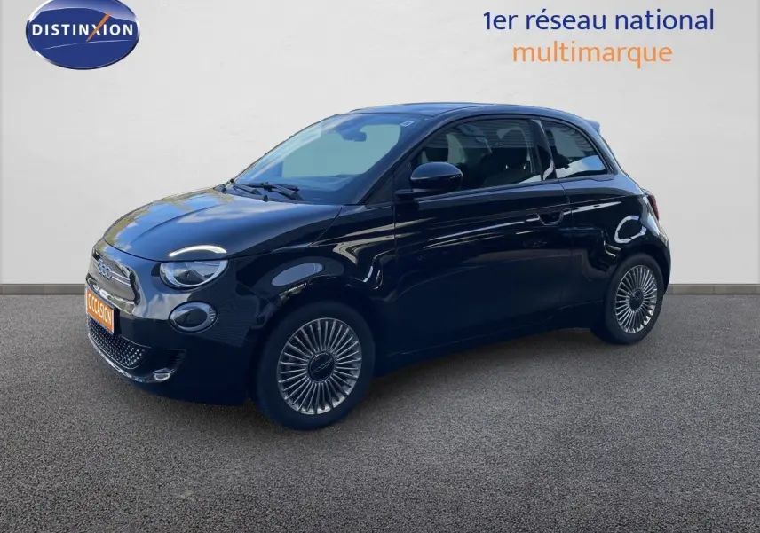 Fiat 500 électrique noire vue 3/4 avant droit, avec jantes stylisées et calandre épurée sur fond neutre.