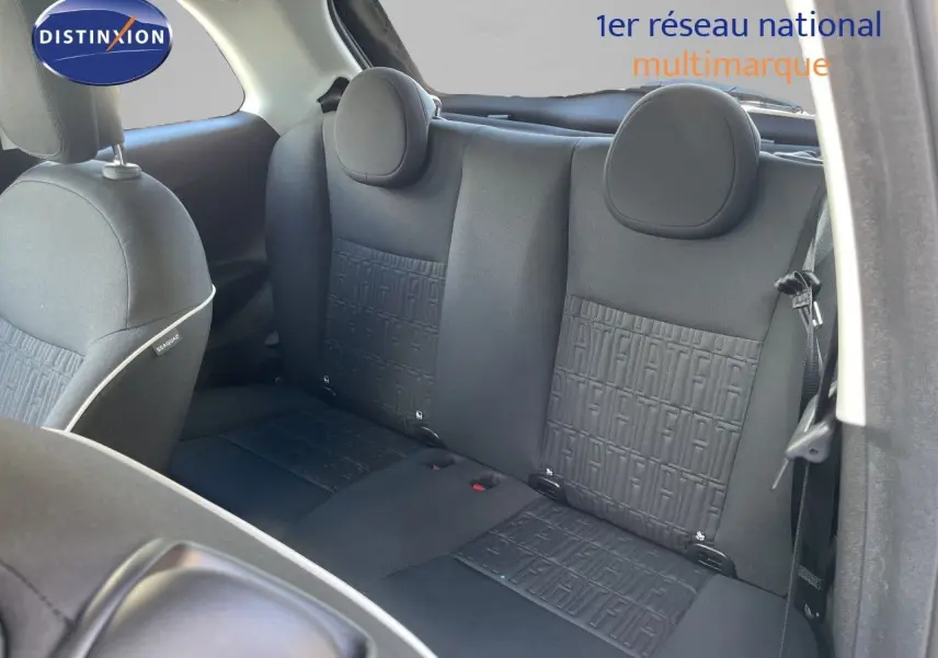 Vue intérieure arrière montrant les sièges noirs avec motifs FIAT embossés sur la banquette arrière.