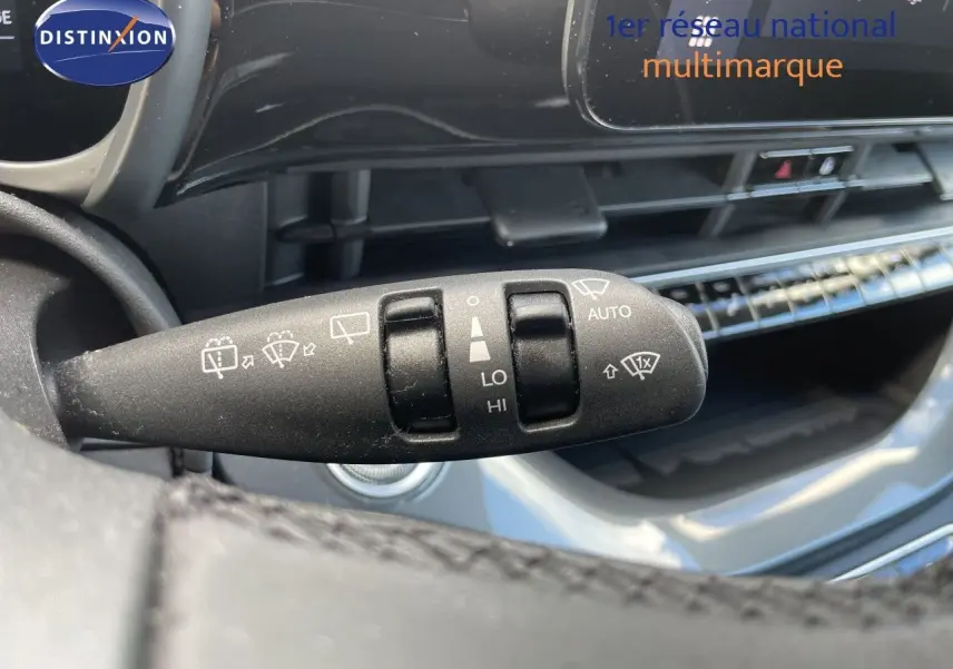 Gros plan sur la commande d’essuie-glace dans l’habitacle noir du Fiat 500 électrique 2023.