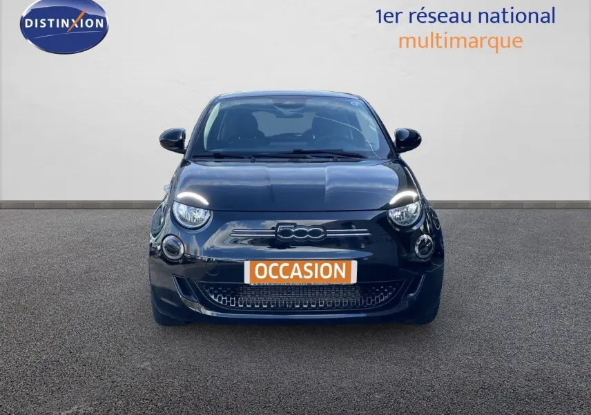 Vue frontale d'une Fiat 500 électrique noire 2023 avec logo distinctif et plaque "OCCASION" visible.