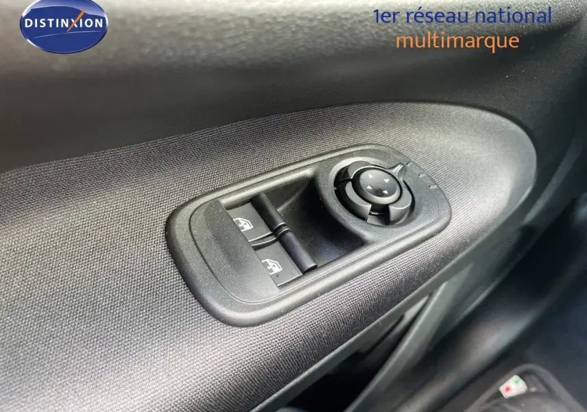 Détail des commandes de lève-vitres et réglage des rétroviseurs sur la porte côté gauche d'une Fiat 500 électrique noire 2023.