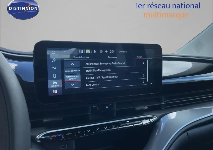 Écran tactile central affichant les aides à la conduite dans l’habitacle noir d’une Fiat 500 électrique 2023.