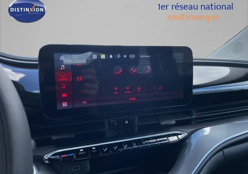 Écran tactile central affichant la climatisation automatique dans l'habitacle moderne d'une Fiat 500 électrique noire.