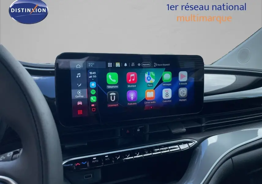 Vue intérieure du tableau de bord de la Fiat 500 électrique 2023 avec écran tactile central et commandes climatisation.
