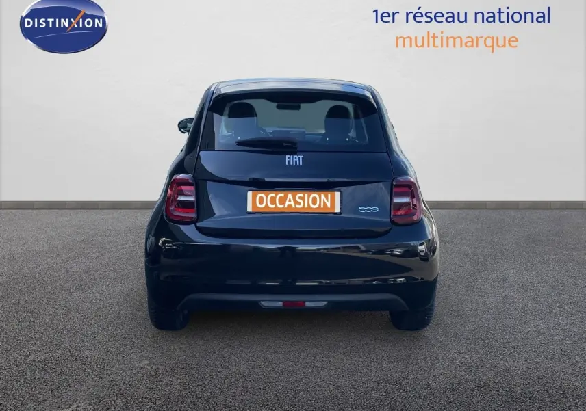 Vue arrière d'une FIAT 500 électrique noire 2023 avec feux arrière LED et plaque d'occasion orange.