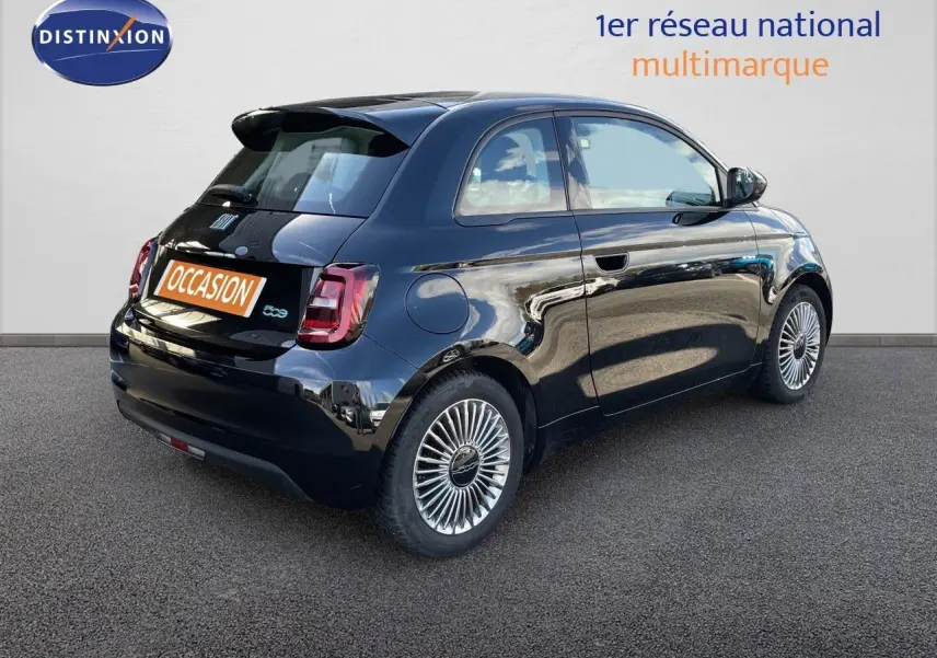Fiat 500 électrique noire vue 3/4 arrière droit, avec jantes spécifiques et feux arrière LED distinctifs.