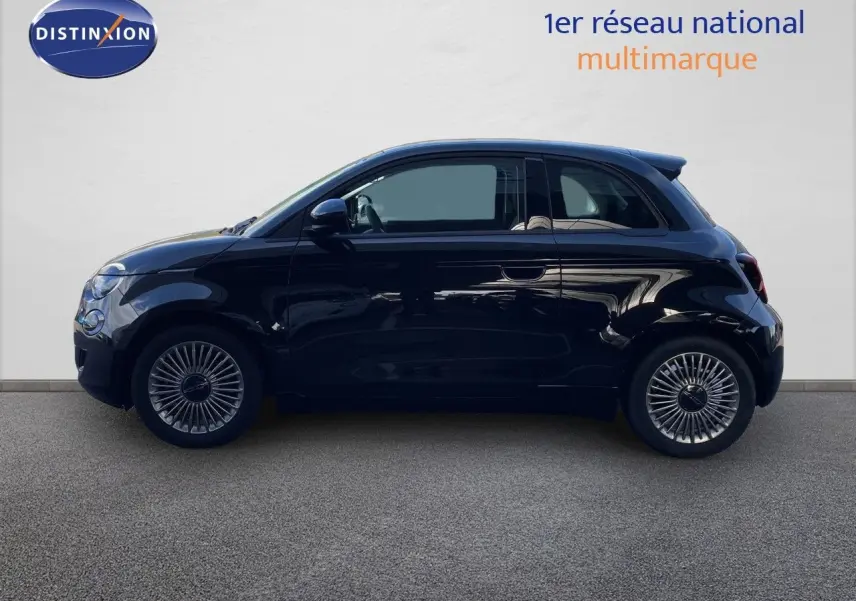 Profil côté gauche d'une Fiat 500 électrique noire 2023, avec jantes stylisées et lignes compactes urbaines.