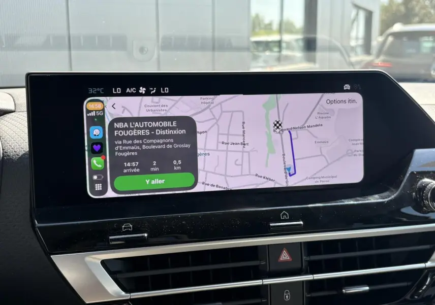 Vue intérieure du tableau de bord de la Citroën C4 Hybrid 145 e-DSC6 Max 2025 avec écran tactile GPS affichant un itinéraire.