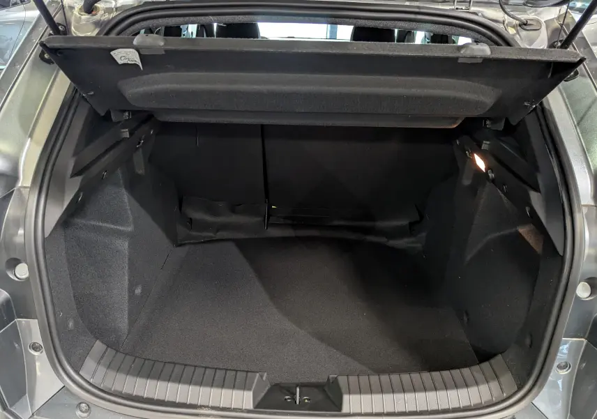 Coffre ouvert du Dacia Duster Mild Hybrid 130 CH 4x2 EXTRÊME gris schiste, montrant l'espace de rangement intérieur.