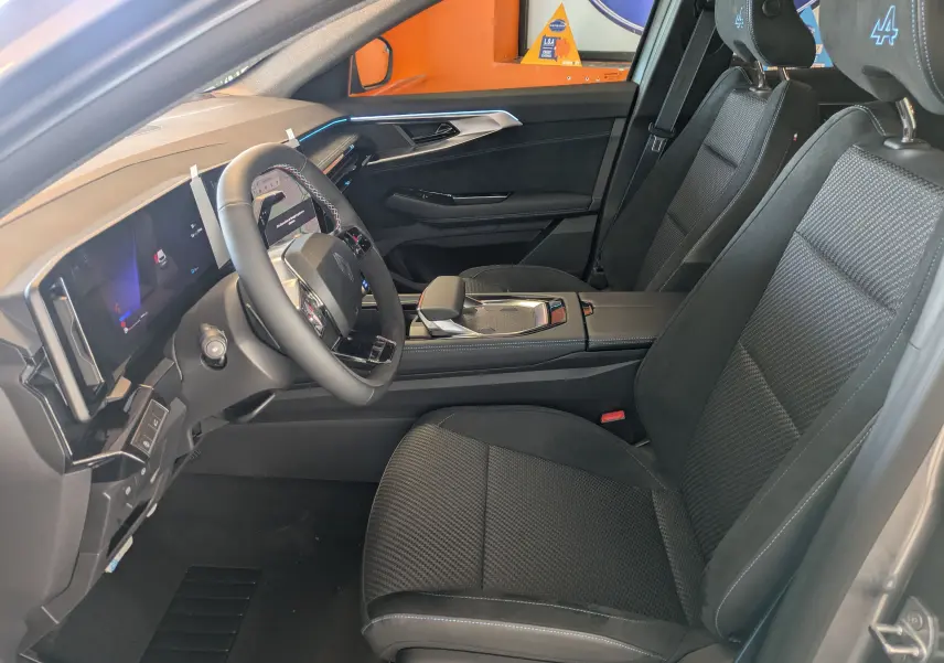 Intérieur côté conducteur du Renault Espace VI gris schiste, sièges en tissu Alcantara avec logo Alpine brodé sur appuie-têtes.