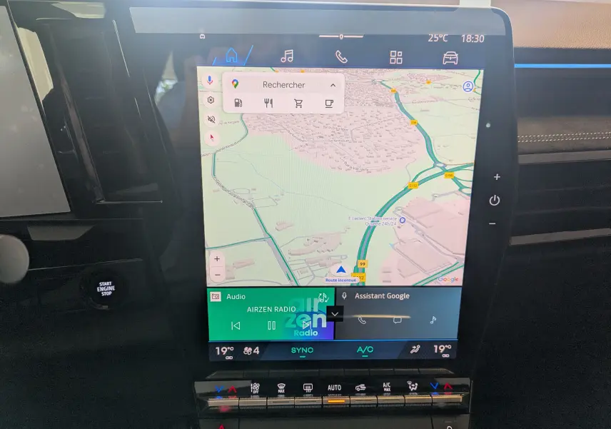 Écran tactile central du tableau de bord du Renault Espace VI hybride, affichant une carte de navigation et commandes climatisation.