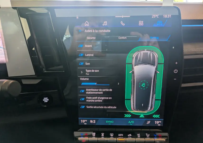 Écran tactile intérieur du Renault Espace VI hybride montrant les aides à la conduite avec vue stylisée du véhicule en gris schiste.