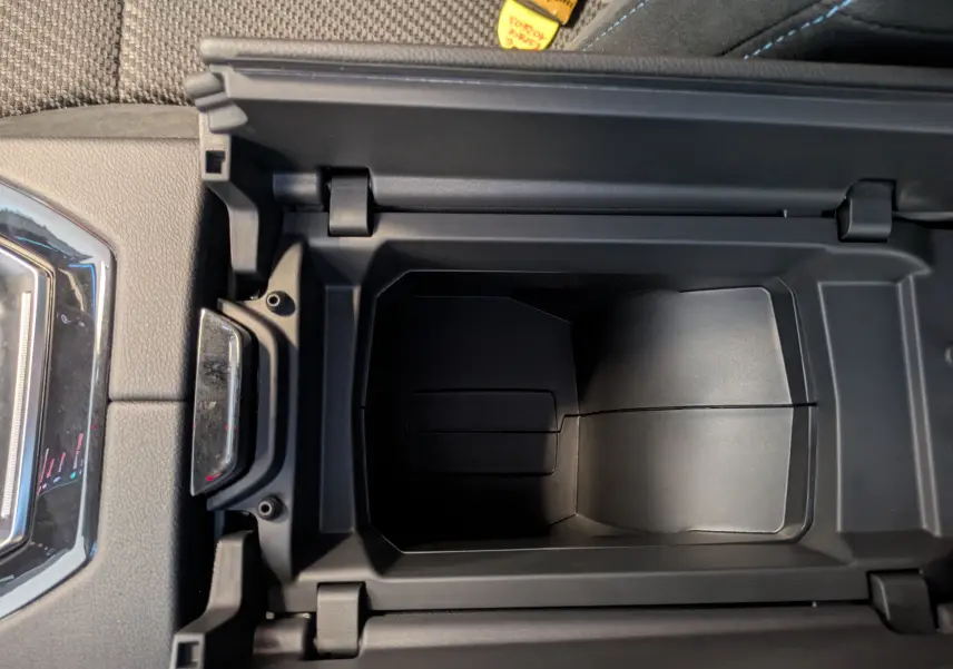 Gros plan sur le rangement central ouvert du Renault Espace VI gris schiste, mettant en valeur la console noire et les finitions modernes.