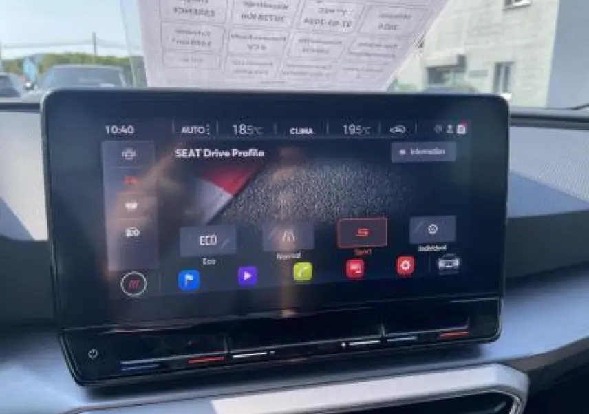 Écran tactile central du tableau de bord du SEAT Leon blanc Nevada 2024 affichant les modes de conduite.