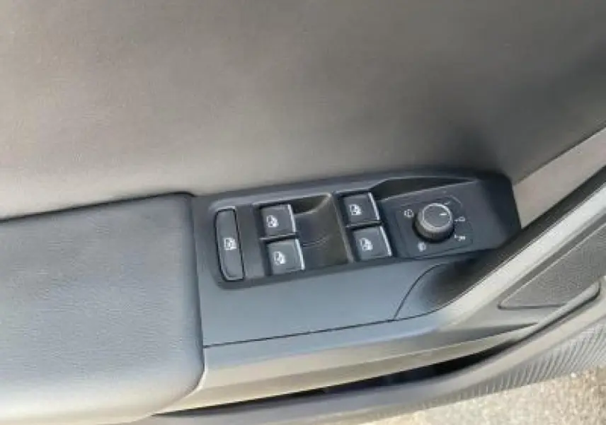 Panneau de porte côté conducteur de la SEAT LEON blanc Nevada avec commandes des vitres et rétroviseurs électriques.