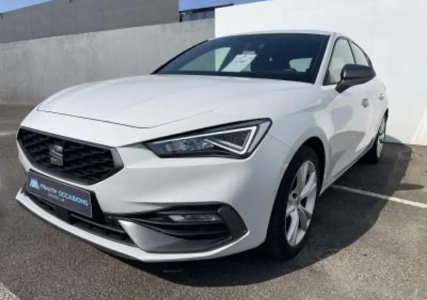 SEAT Leon IV blanc Nevada vue 3/4 avant droit, avec calandre noire et jantes alliage 17 pouces.