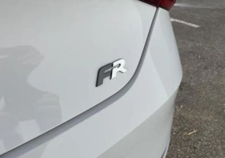 Gros plan sur l'arrière droit blanc Nevada d'une SEAT LEON IV avec le logo FR visible sur le coffre.