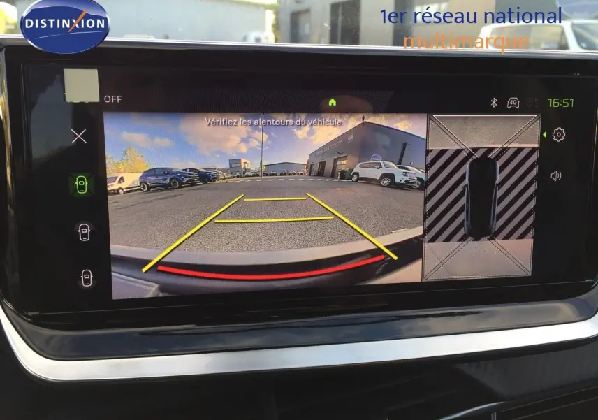 Affichage de la caméra de recul et vue 360° sur l'écran multimédia d'une Peugeot 208 gris Artense, intérieur moderne.