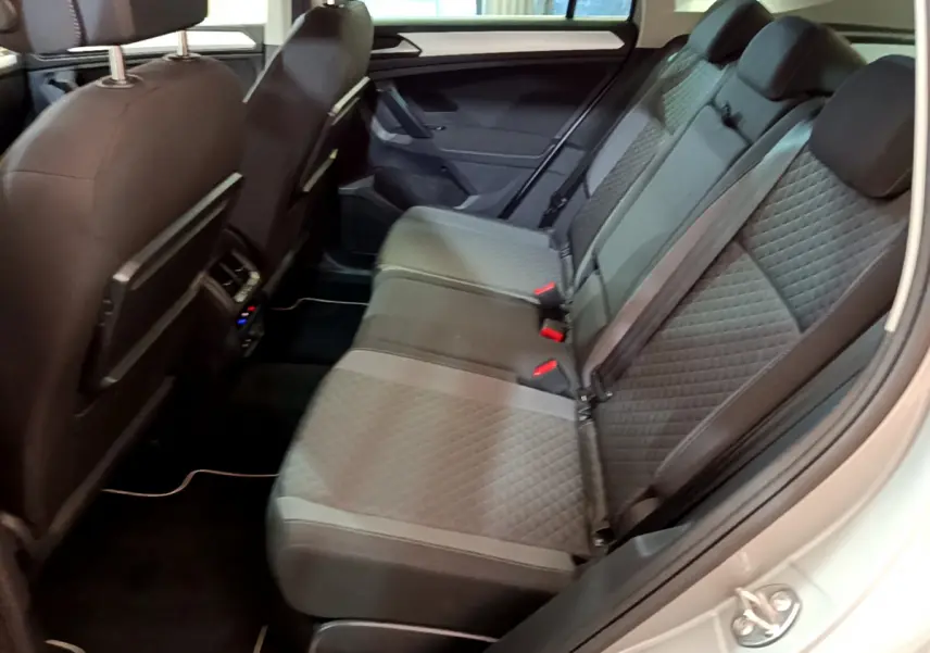 Vue intérieure côté droit des sièges arrière gris foncé matelassés du Volkswagen Tiguan 2020 Confortline Business.