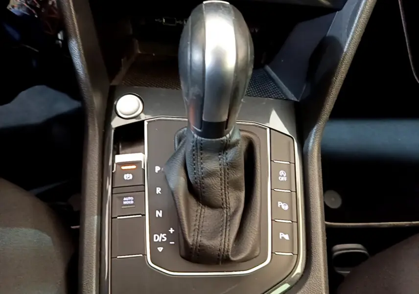 Vue rapprochée de la commande de boîte automatique cuir noir du Volkswagen Tiguan 2.0 TDI 150 DSG7 gris clair de 2020.