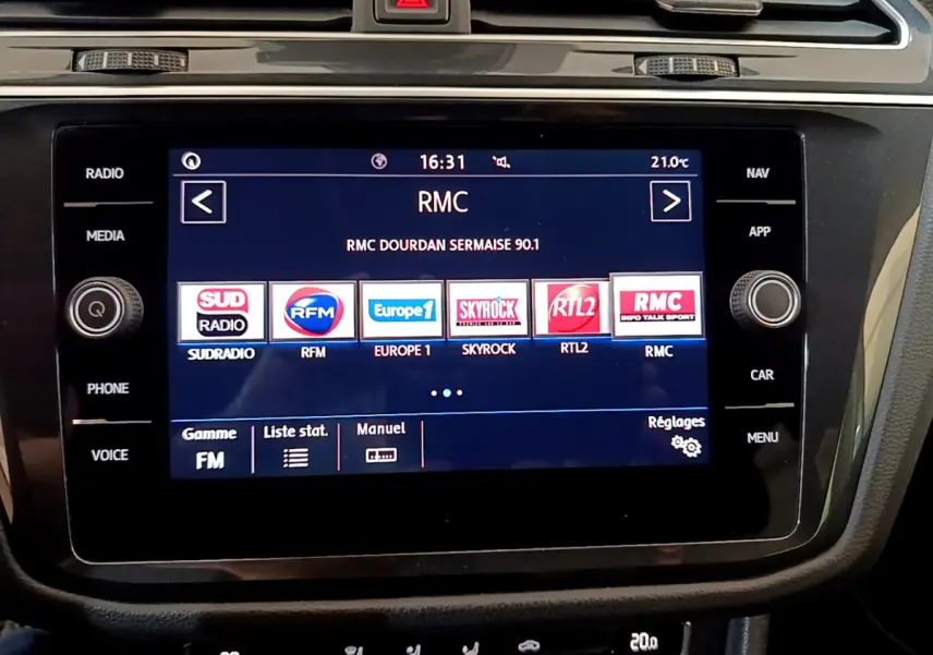 Écran tactile central affichant les stations radio dans l’habitacle du Volkswagen Tiguan gris clair de 2020.