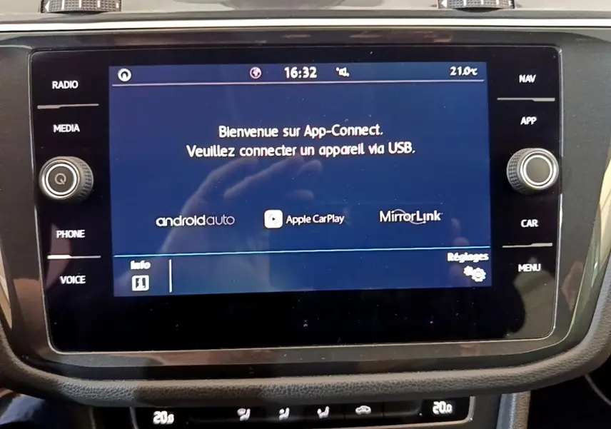 Écran tactile central de la Volkswagen Tiguan 2020 affichant l'accueil App-Connect avec options Apple CarPlay et Android Auto.